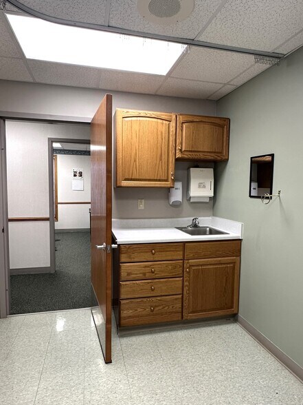 More Photos Of 220 SW 5th St, Woodhull Medical For Sale