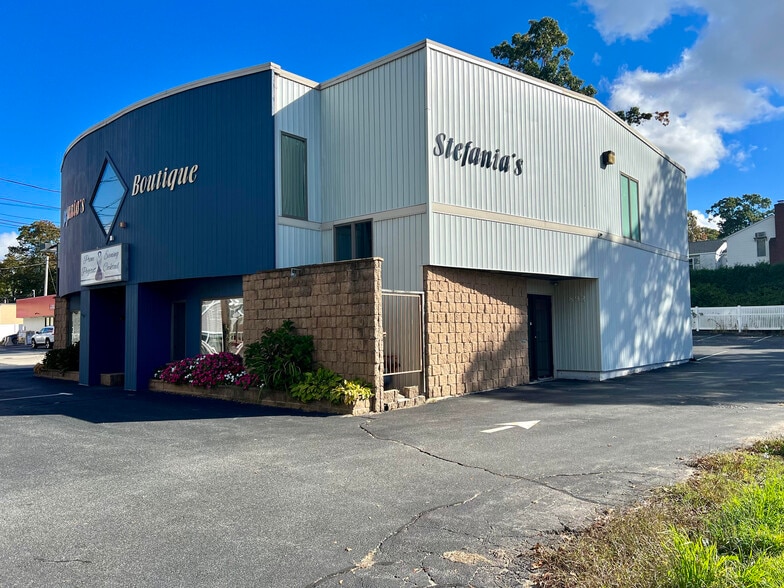 More Photos Of 892-894 Oaklawn Ave, Cranston Office Residential For Sale