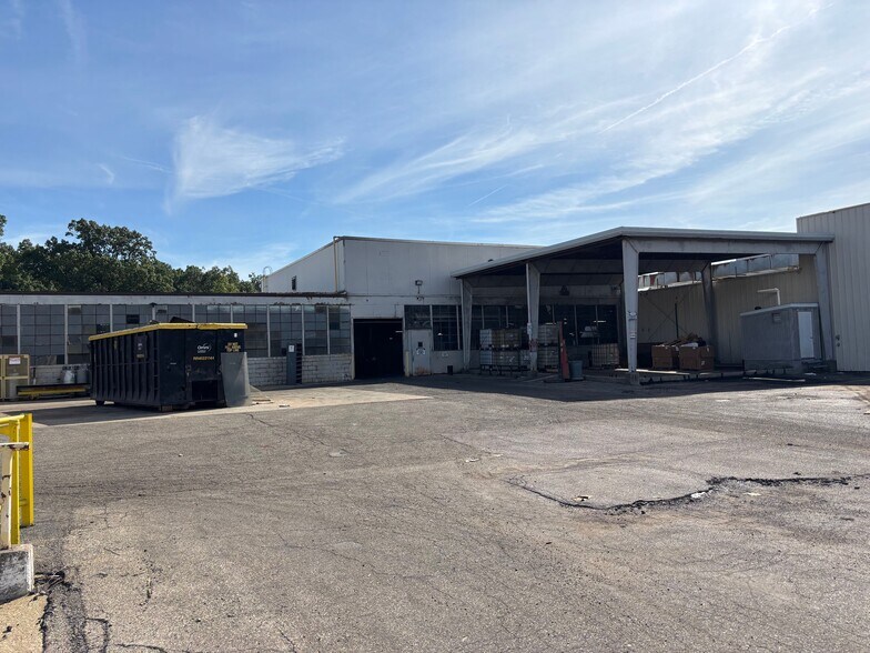 More Photos Of 1255 Oak St, Elkhart Manufacturing For Sale