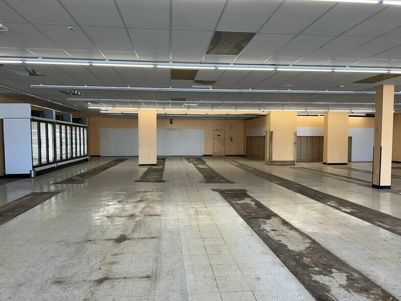 More Photos Of 1309 Pine Ave, Niagara Falls Freestanding For Lease