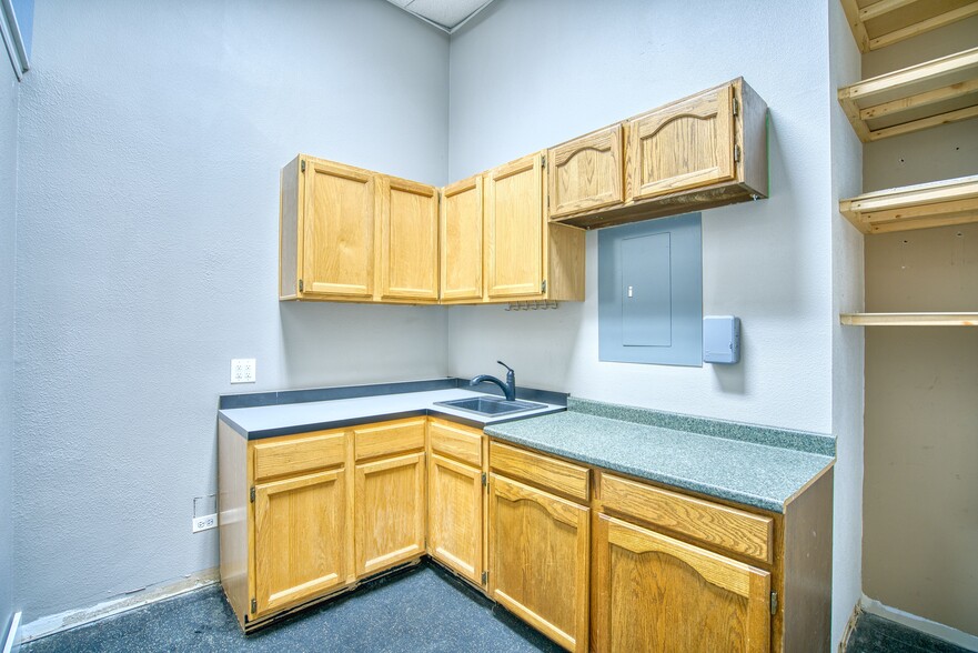 More Photos Of 305-325 Waneka Pky, Lafayette General Retail For Lease