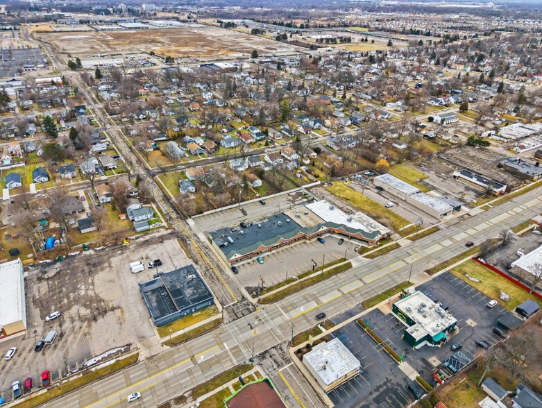 More Photos Of 1052-1072 W Huron St, Waterford Freestanding For Lease
