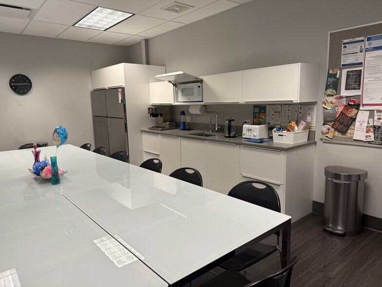 More Photos Of 425 Huehl Rd, Northbrook Light Distribution For Sale