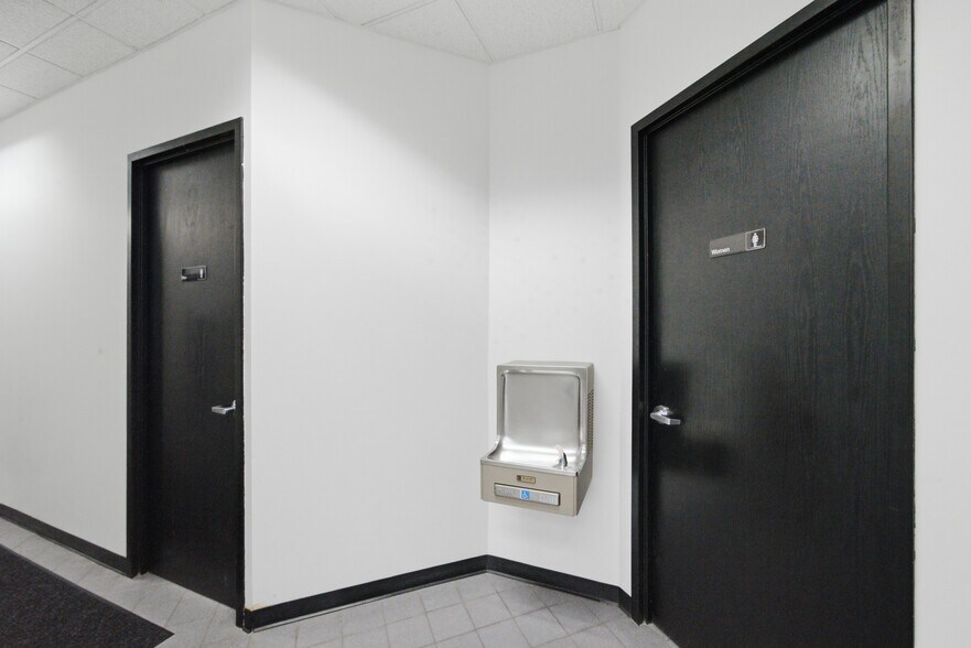 More Photos Of 975 Campus Dr, Mundelein Light Manufacturing For Sale