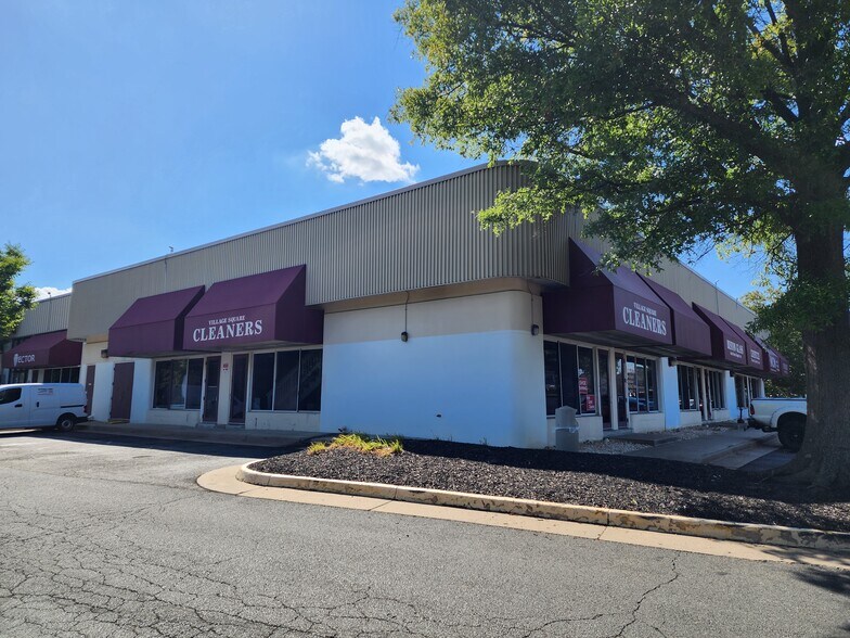 More Photos Of 129-139 Spring St, Herndon Showroom For Sale