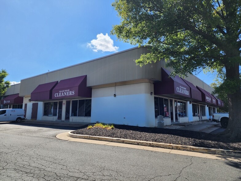 More Photos Of 133 Spring St, Herndon Showroom For Sale