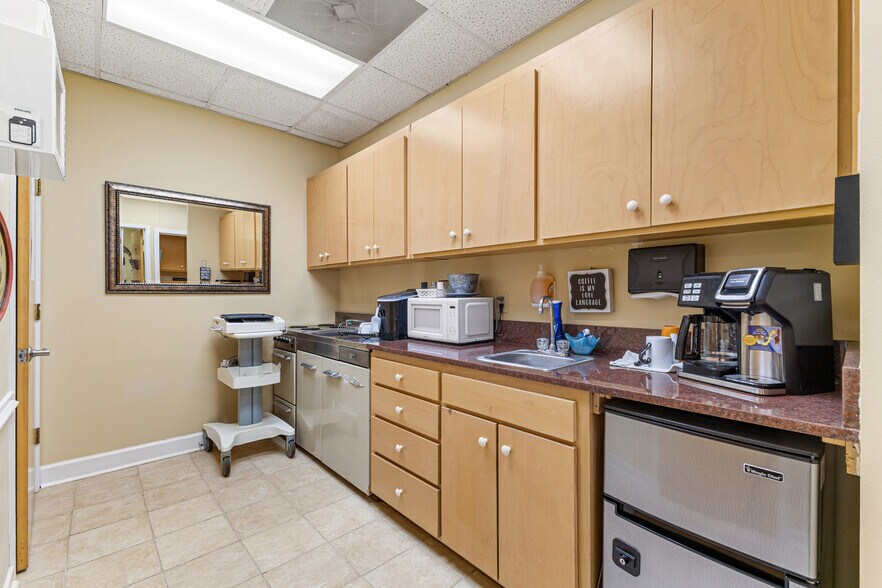 More Photos Of 1902-1906 Meeting Ct, Wilmington Medical For Sale