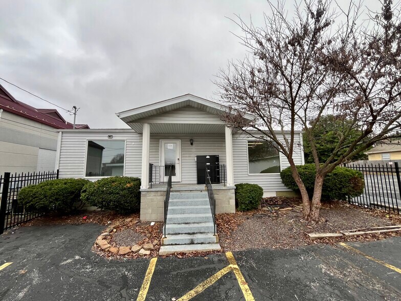 More Photos Of 1759 E Elm St, Springfield Office For Lease