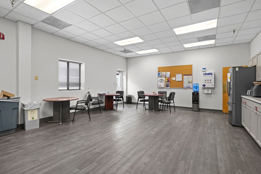 More Photos Of 43880 Commerce Ave, Hollywood Warehouse For Sale