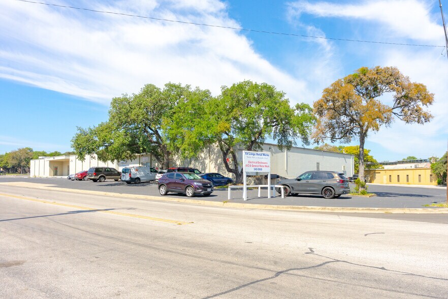 More Photos Of 11719-11729 Warfield St, San Antonio Service For Lease