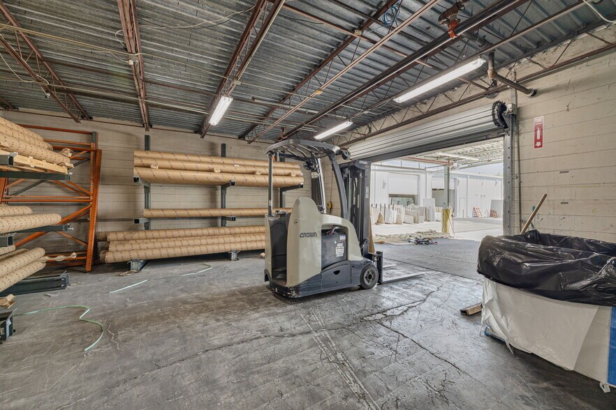 More Photos Of 4545 W Hillsborough Ave, Tampa Warehouse For Lease