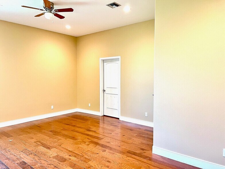 More Photos Of 1417 W State Highway 71, La Grange Storefront Retail Office For Lease
