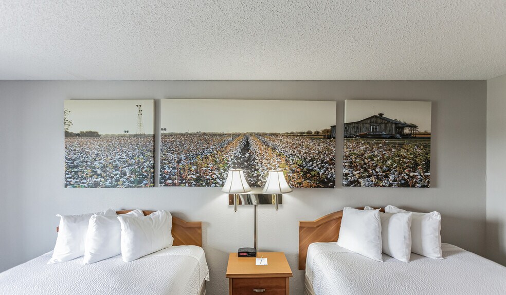 More Photos Of 912 US Highway 65/82 South, Lake Village Hotel For Sale