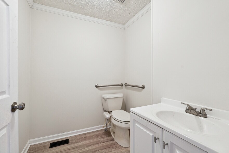 More Photos Of 401 SW Cleveland Ave, Atlanta Office Residential For Sale