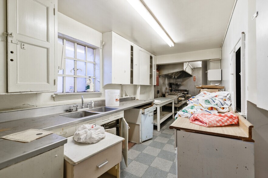 More Photos Of 1098 Duss Ave, Ambridge Restaurant For Sale