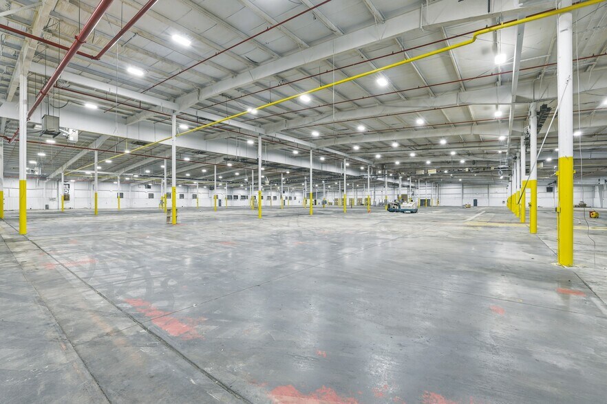More Photos Of 300 E 39th St, Hastings Distribution For Lease