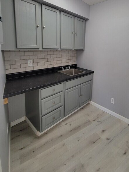 More Photos Of 4646-4660 E Lake Rd, Sheffield Lake Unknown For Lease