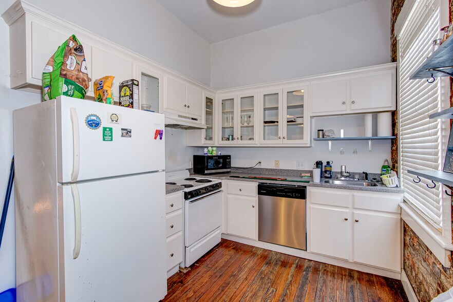 More Photos Of 215 10th St, Augusta General Retail For Sale