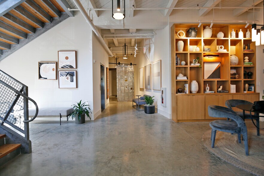 More Photos Of 611 W 22nd St, Houston Loft Creative Space For Lease