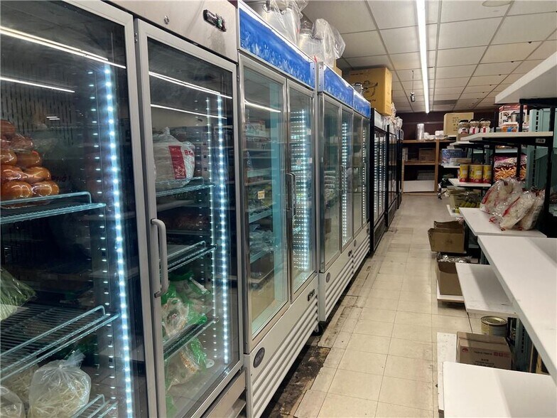 More Photos Of 416 Putnam St, Eau Claire Supermarket For Sale