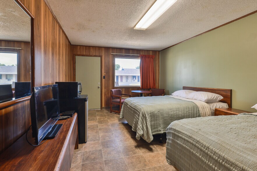 More Photos Of 551 Elm St, Martin Hotel For Sale