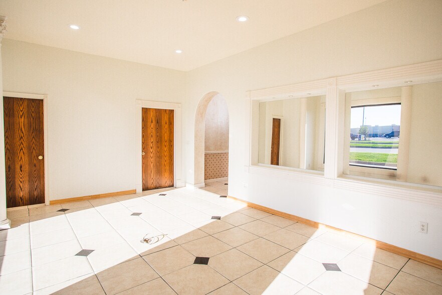 More Photos Of 1702-1708 N Commerce St, Ardmore General Retail For Lease