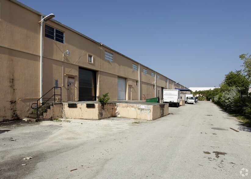 More Photos Of 8347-8369 NW 36th St, Miami Light Distribution For Lease
