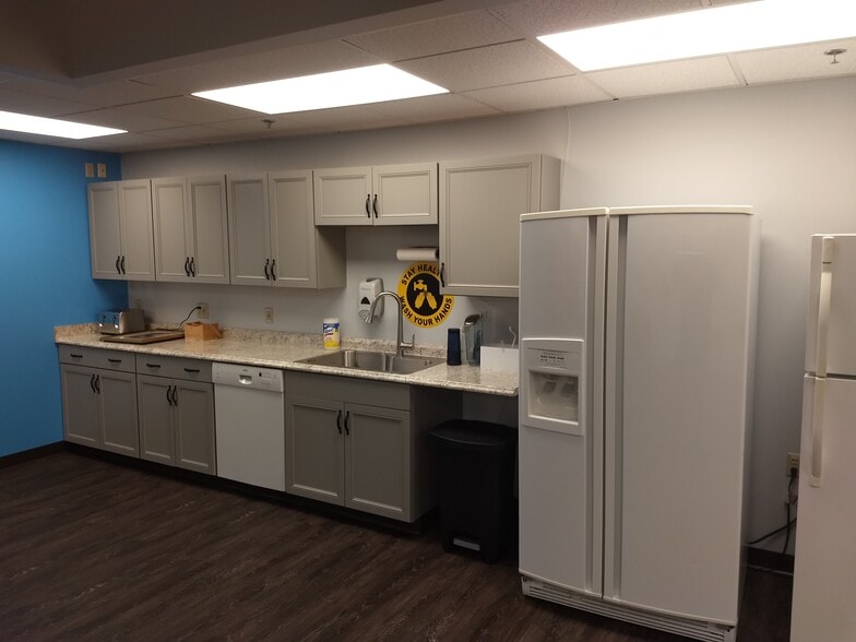 More Photos Of 5 Industrial Way, Salem Flex For Lease