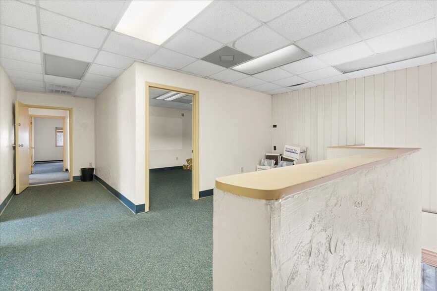 More Photos Of 1001 NE Waldo Rd, Gainesville Office For Sale