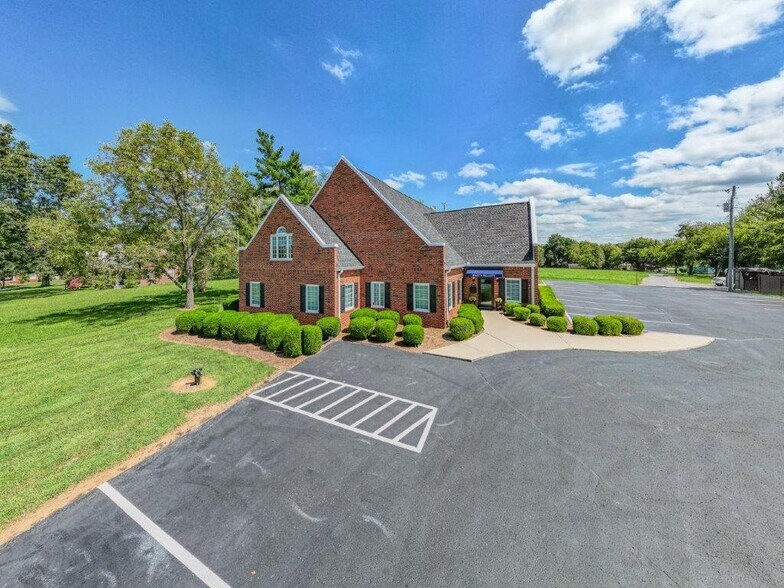 More Photos Of 1404 N Main St, Shelbyville Office Residential For Lease