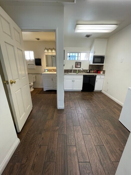 More Photos Of 8823 Fenwick St, Sunland Office For Lease
