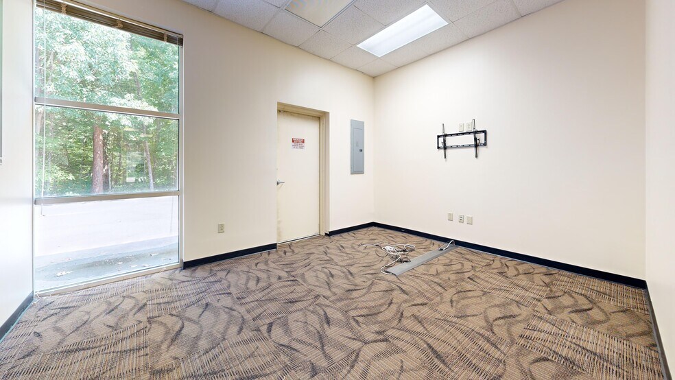 More Photos Of 3500 Gateway Centre Blvd, Morrisville Light Distribution For Lease