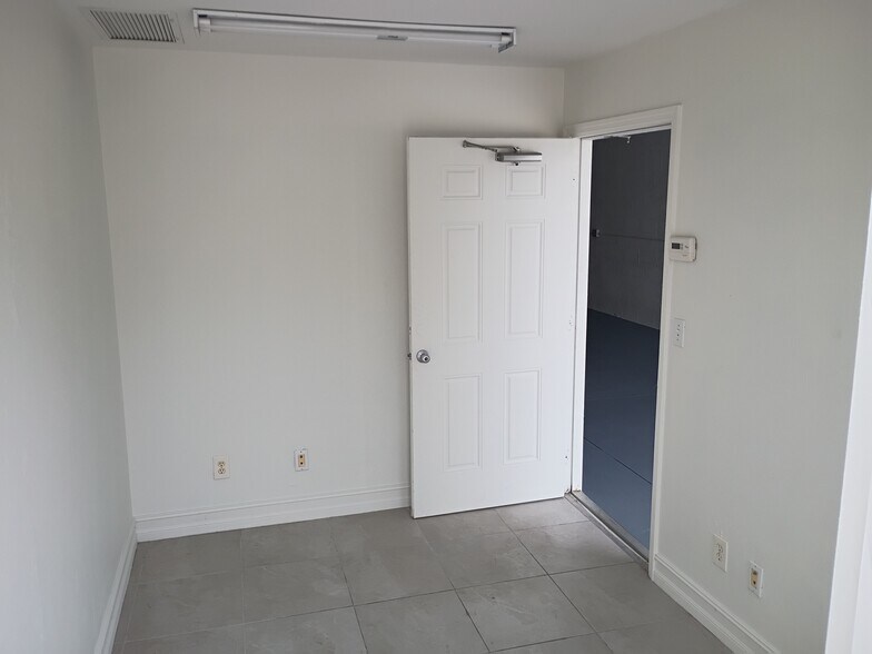 More Photos Of 326 NE 3rd Ave, Cape Coral Warehouse For Lease