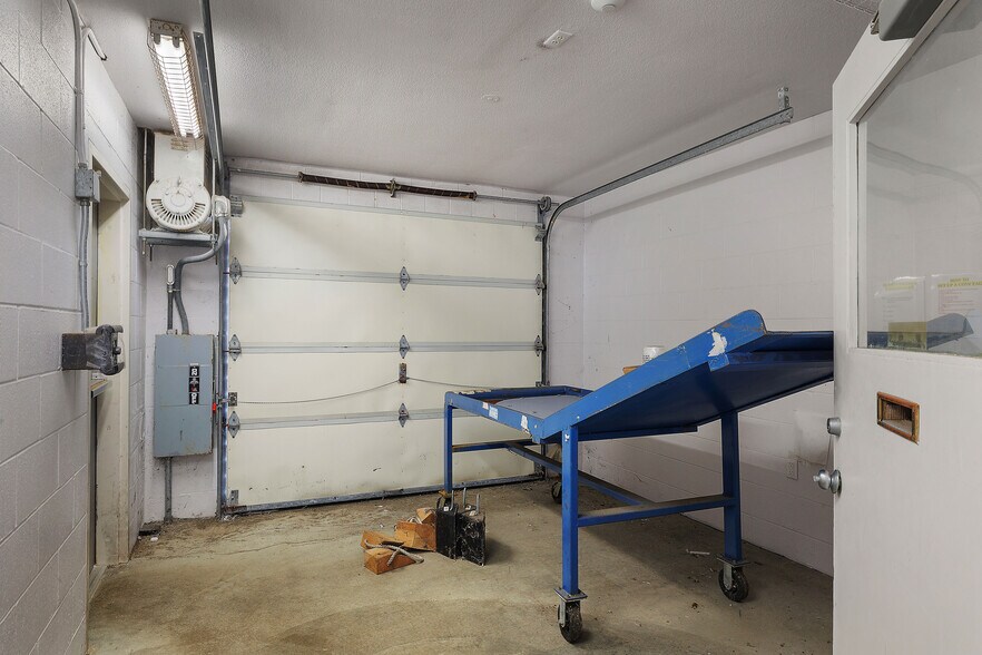 More Photos Of 1300 Airport way, Hoquiam Flex For Lease