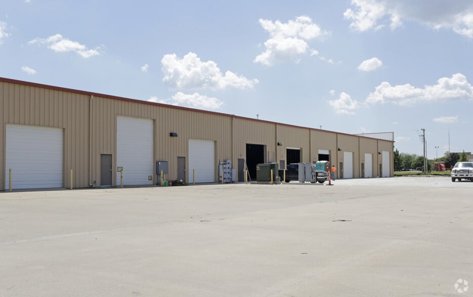 More Photos Of 9154 Woodend Rd, Edwardsville Flex For Lease