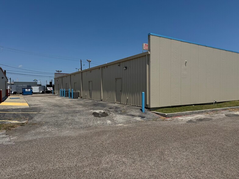 More Photos Of 1605 Us-181, Portland Self Storage For Sale