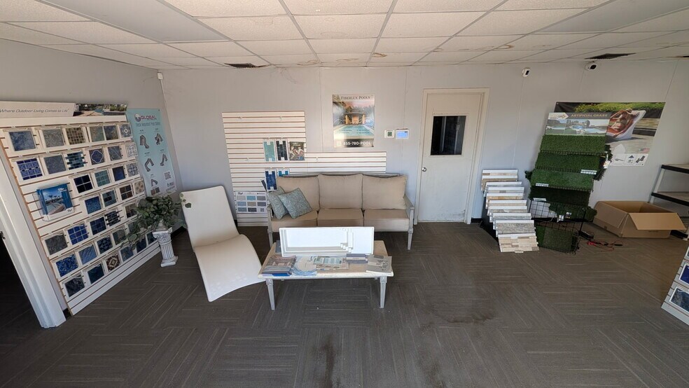 More Photos Of 10855 N I-35 Fwy, San Antonio Service For Lease