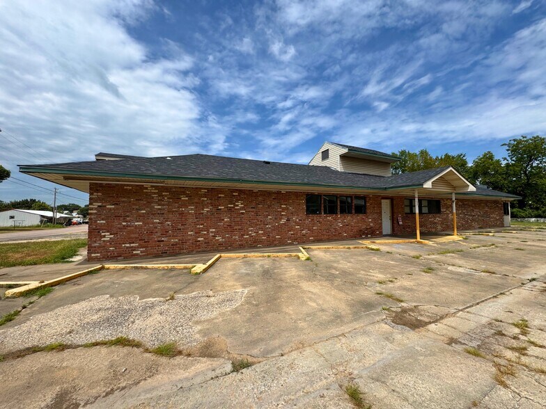 More Photos Of 520 W Broadway, Seminole Flex For Sale