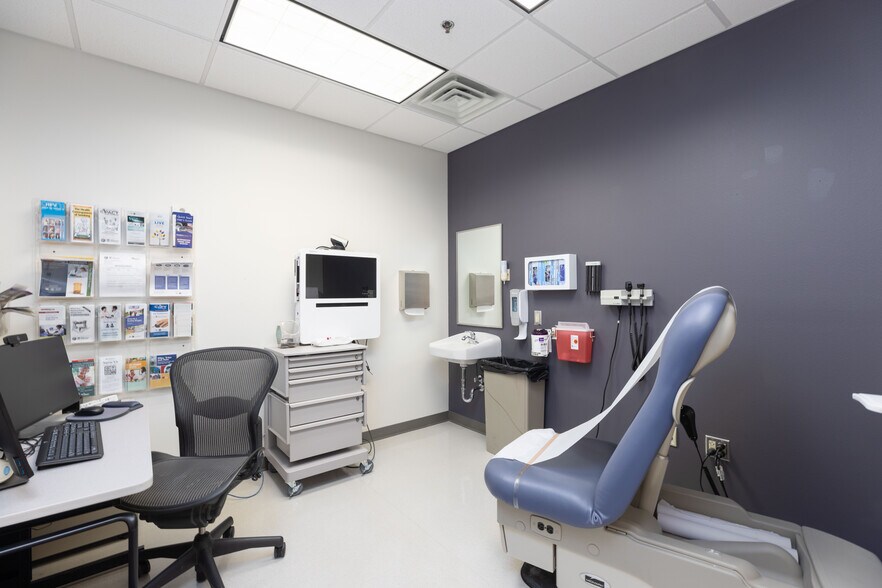 More Photos Of 945 Tower Dr, Waterloo Medical For Lease