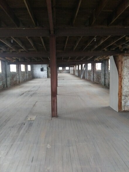 More Photos Of 228 E Washington St, Shelbyville Warehouse For Sale