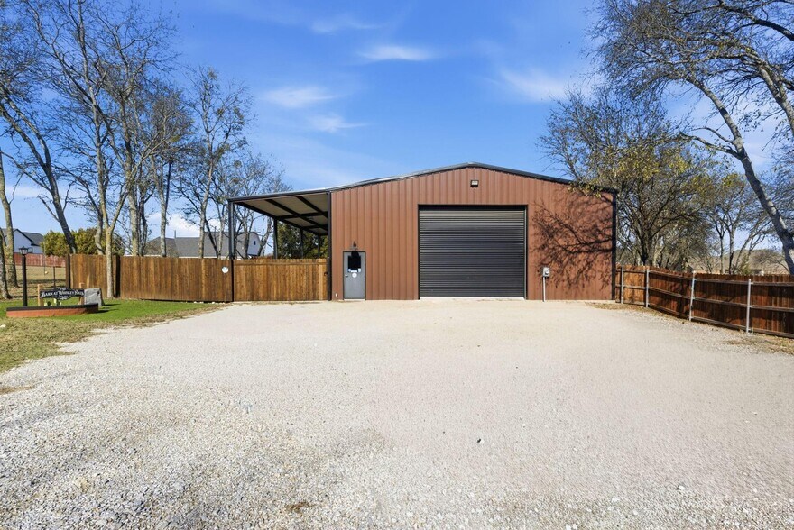 More Photos Of 7816 Lous Ct, Fort Worth Office For Sale