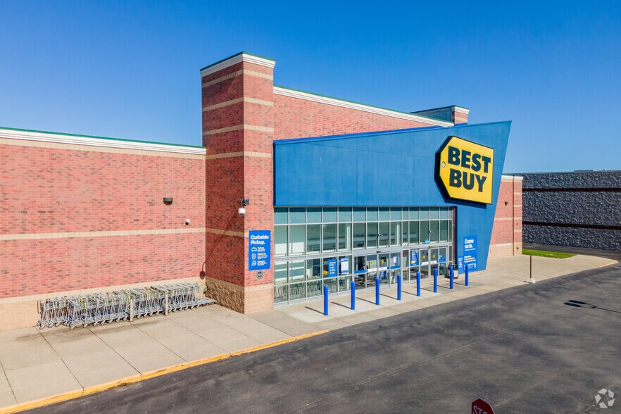 More Photos Of 2710 S Green Bay Rd, Mount Pleasant Freestanding For Lease