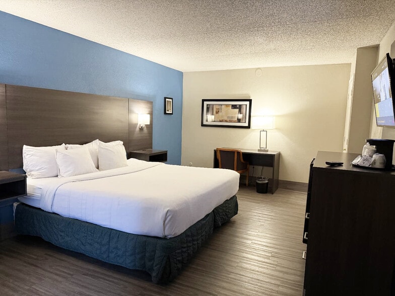 More Photos Of 11033 W Gateway Blvd, El Paso Hotel For Sale