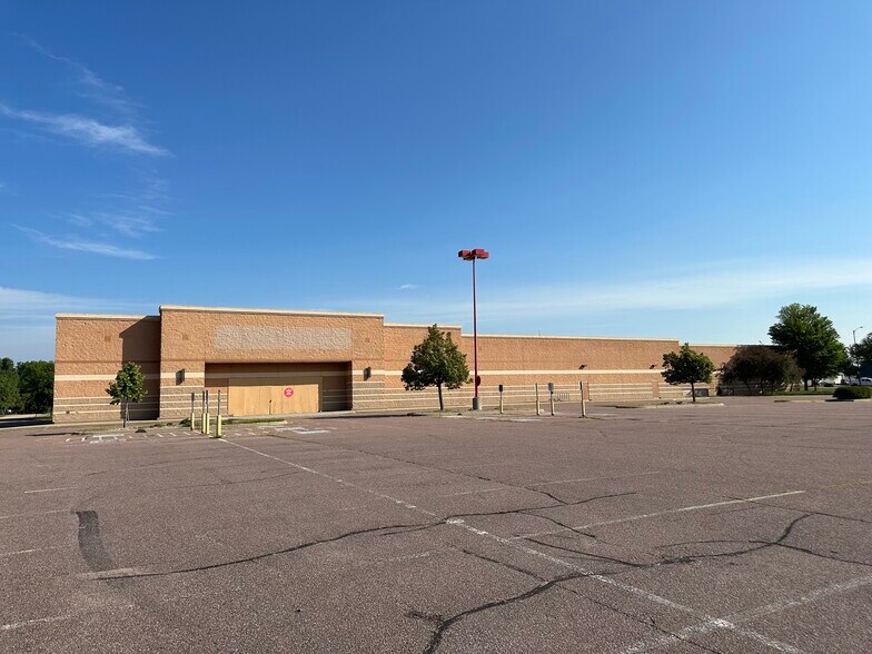 More Photos Of 1914 S Broadway St, New Ulm Freestanding For Sale