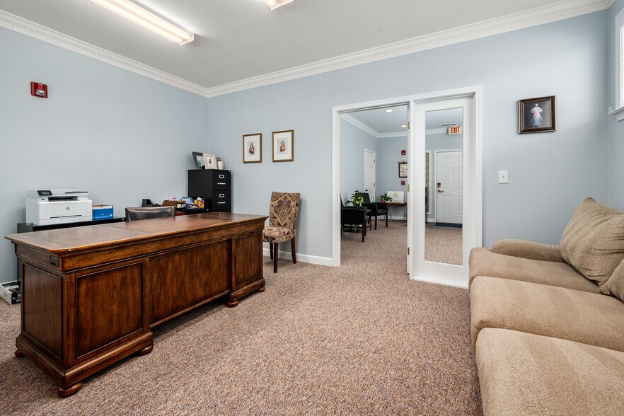 More Photos Of 705-711 Peninsula Dr, Davidson Office For Sale