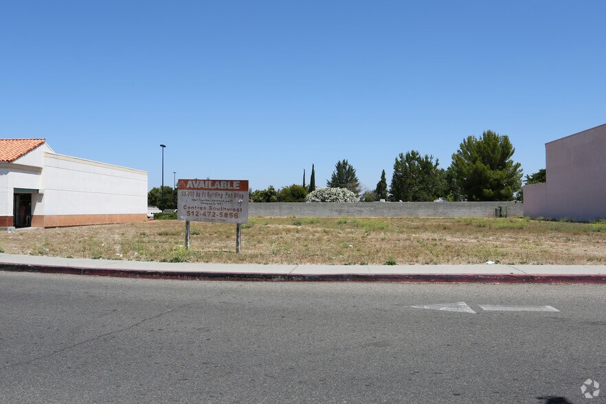 More Photos Of 323 W Shaw Ave, Clovis Unknown For Lease