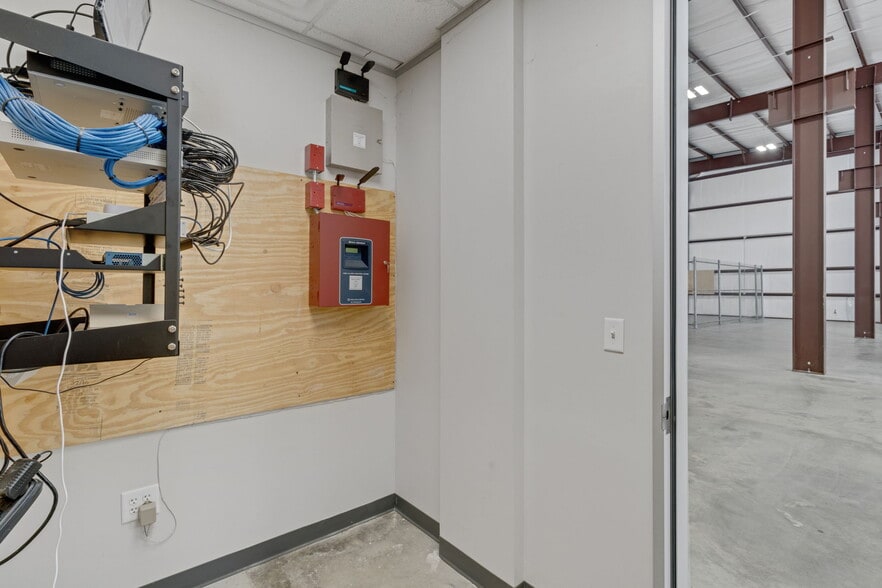 More Photos Of 8110 Parkside Ave, Baytown Warehouse For Sale