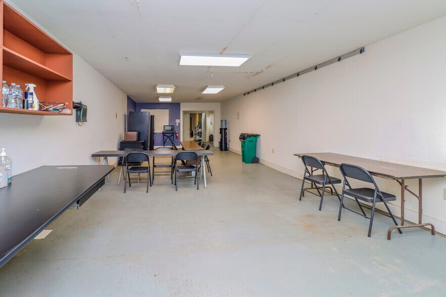 More Photos Of 827 Douglas Ave, Portsmouth Warehouse For Lease