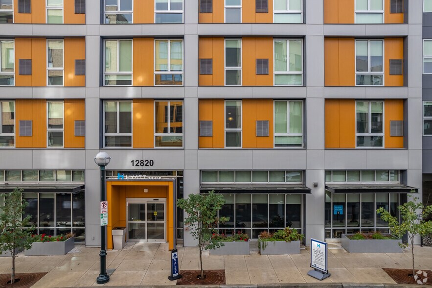 More Photos Of 12820 SW Crescent St, Beaverton Hotel For Lease