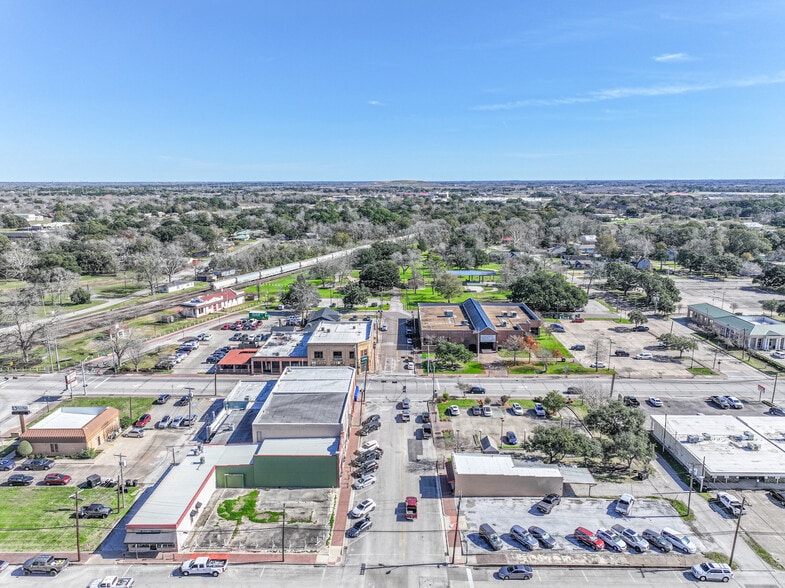 More Photos Of 121 W Sealy St, Alvin Freestanding For Sale